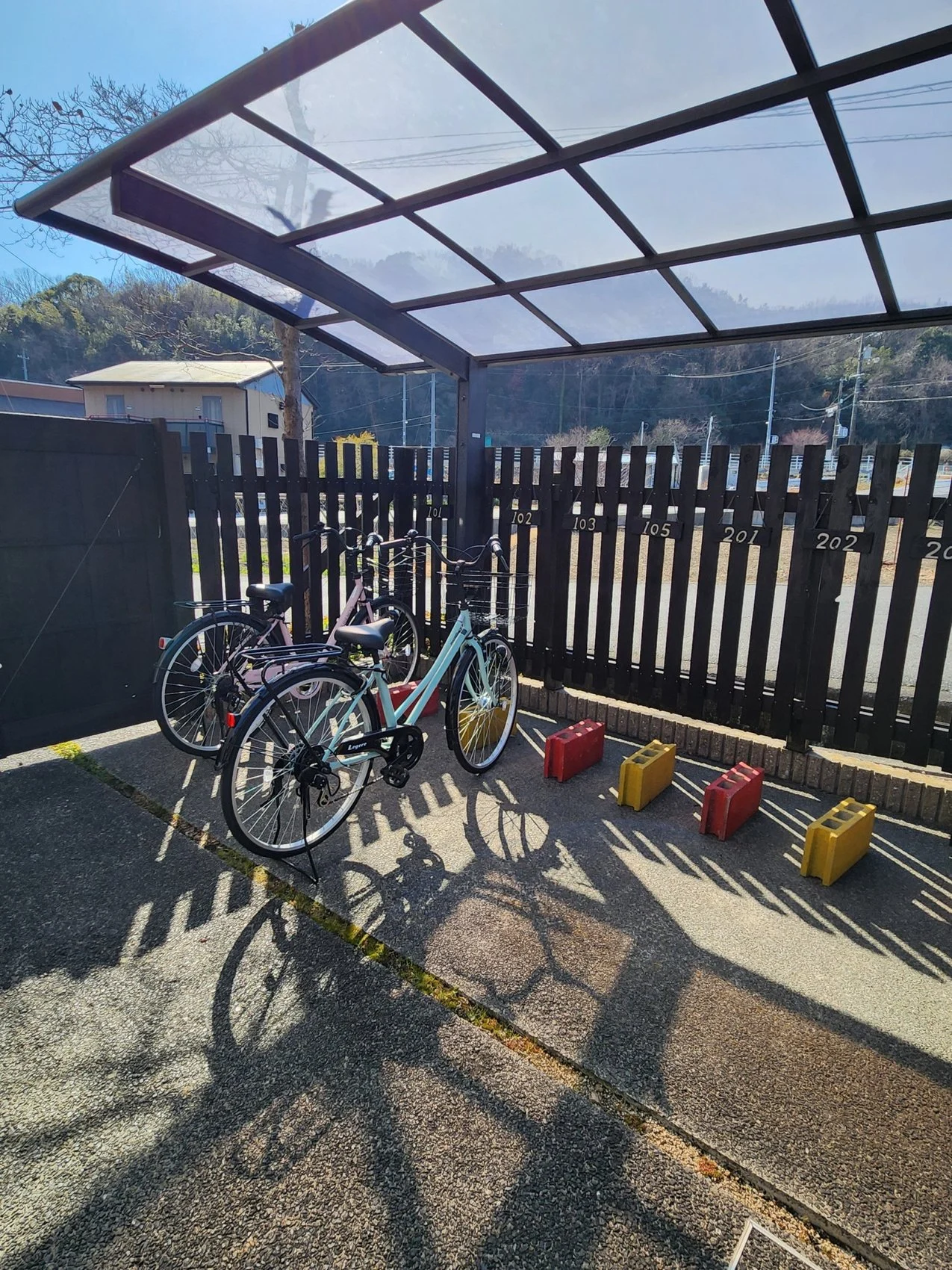 東棟の屋根付き駐輪場