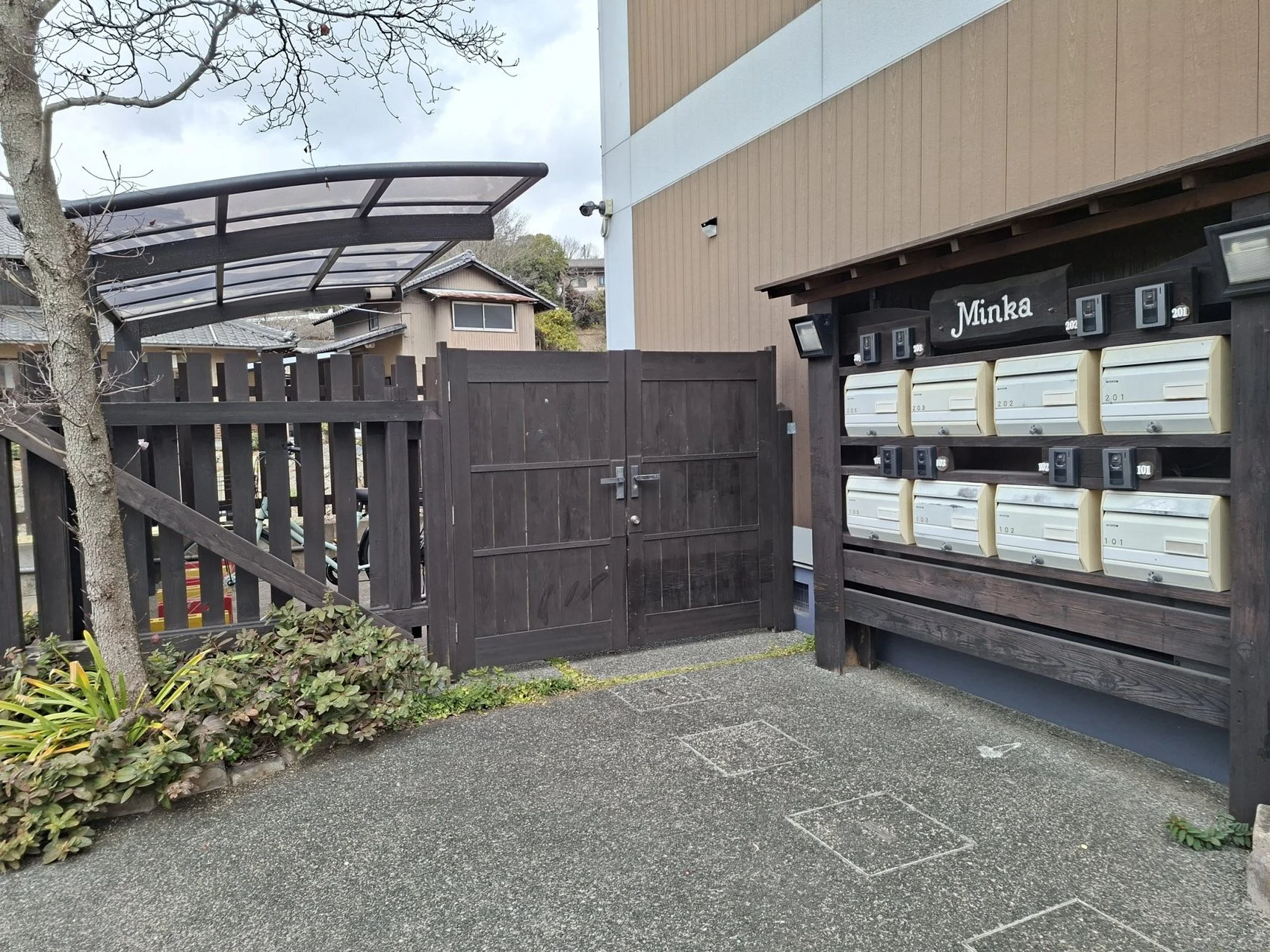東棟の門扉とアプローチ