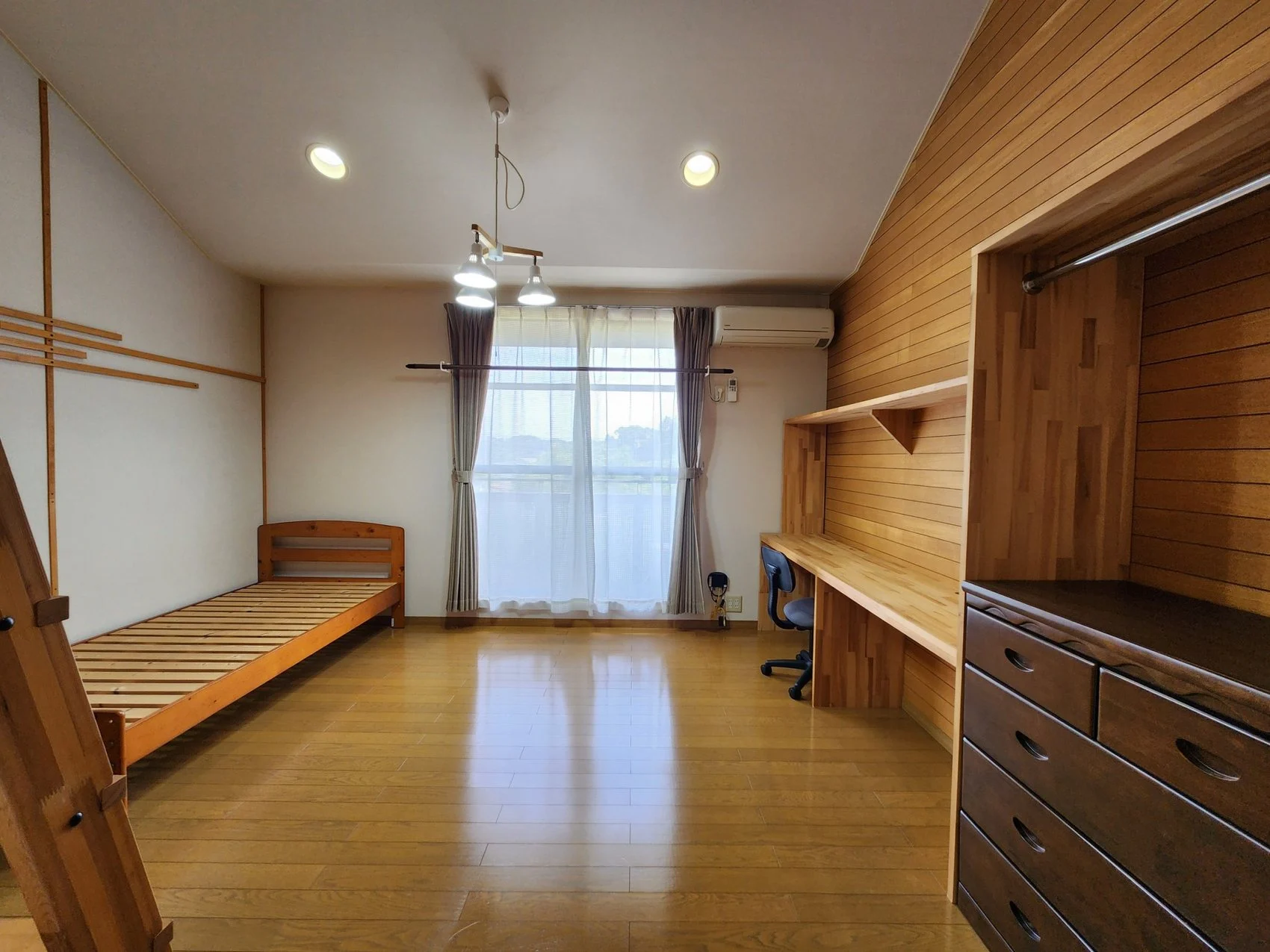 窓から光が入る明るい居室
