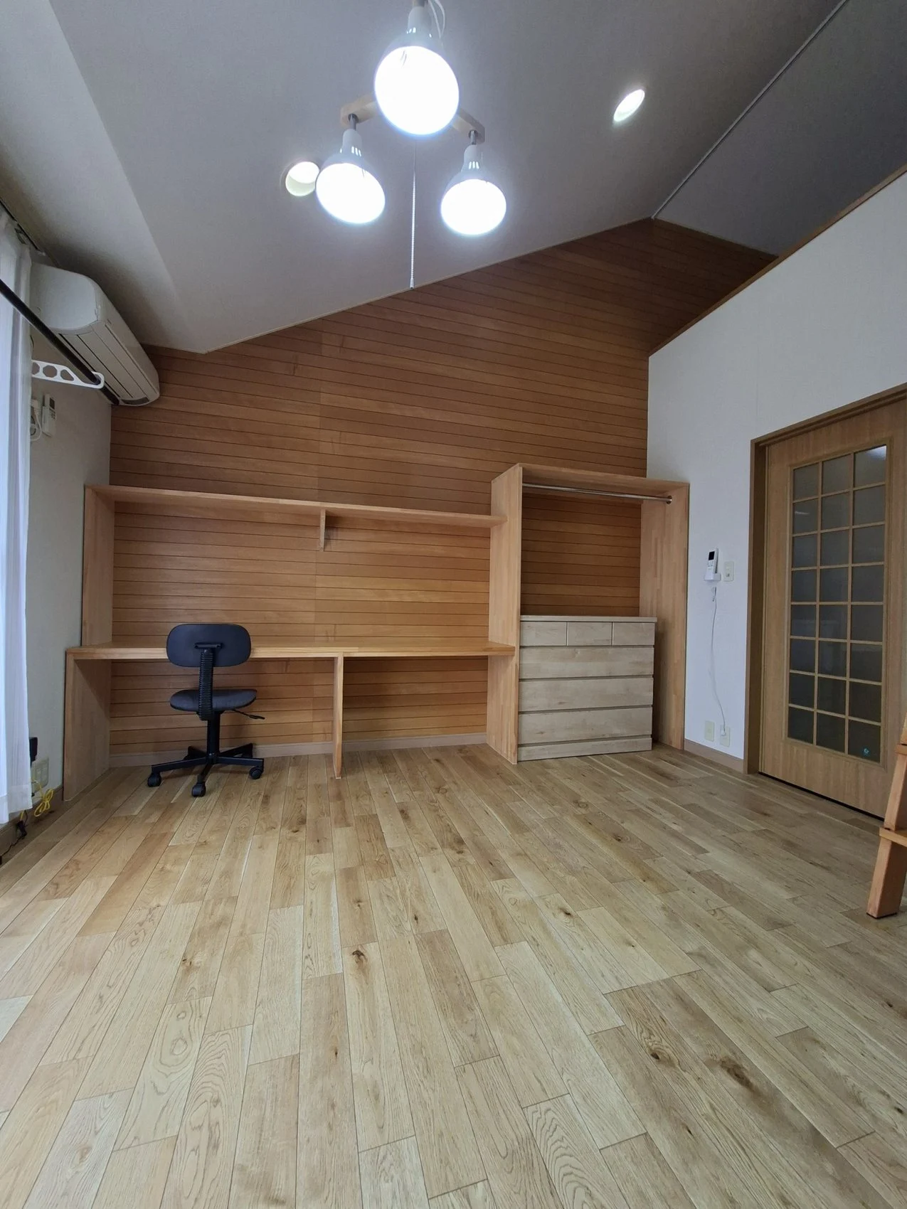 木目の造作家具がある東棟202の居室