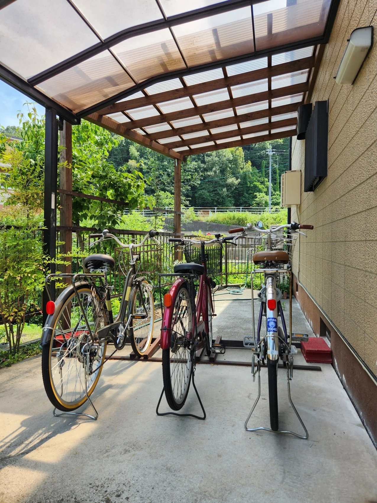 西棟の屋根付き駐輪場